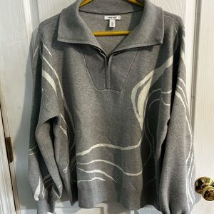 Nine West Gray and White V-Neck Sweater with Dynamic Pattern